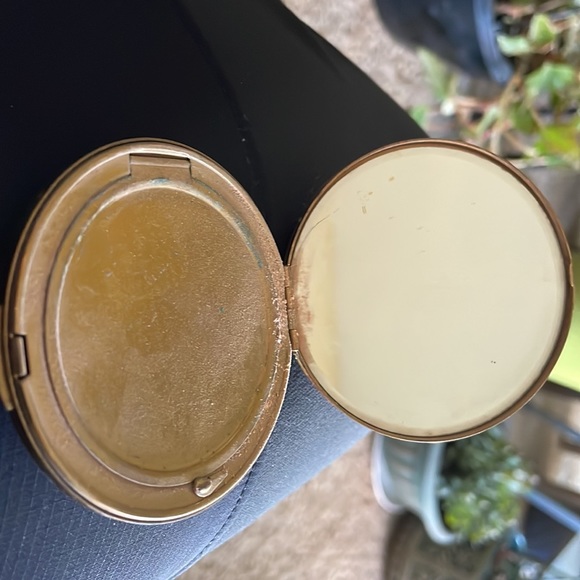 Antique compact. There is still a tiny amount of powder. - Picture 2 of 4